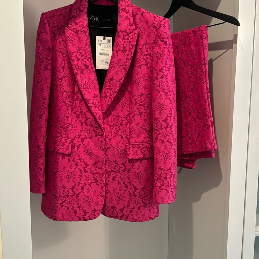 Beautiful pink pantsuit! 🩷